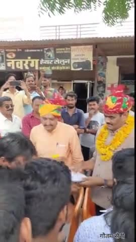 किशनगढ़: किशनगढ़: रास्ता खोलने की मांग को लेकर मालियों की बाड़ी के खातेदार ग्रामीणों ने विधायक सुरेश टाक को सौंपा ज्ञापन#farmar