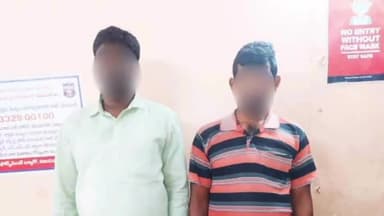 పట్టణంలో అక్రమంగా తరలిస్తున్న మద్యం పట్టివేత.. ఇద్దరిని అదుపులోకి తీసుకుని 35 మద్యం సీసాలు స్వాధీనం చేసుకున్న పోలీసులు