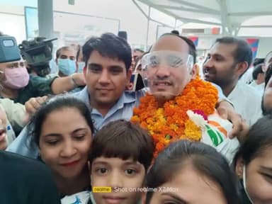 #Tokyoparalympics2020 में विश्वविजेता बनें मित्र #सिंहराज_अधाना को एयरपोर्ट पर मिलकर बधाई दी। इस स्वागत में खुद के लिए तालियां कम और बार-बार "भारत माता की जय" के नारे सुनाई पड़ रहे थे। क्योंकि सिंहराज की गर्जना थी।
आपका अभिनंदन है, मित्र।