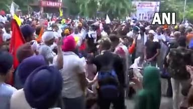#WATCH हरियाणा: प्रदर्शनकारी किसानों ने करनाल में मिनी सचिवालय का घेराव किया।
#kisanmajdoorektazinda