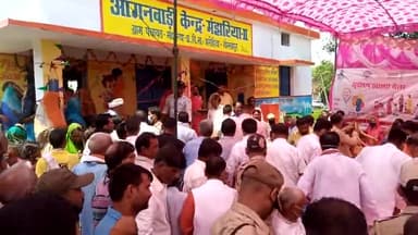 नौगढ़: #मंझरिया आंगनबाड़ी केंद्र का उद्घाटन करते पूर्व कैबिनेट मंत्री फतेहबहादुर सिंह जी।