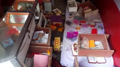 गोड्डा: गोड्डा में चोरों का आतंक ऐसा हो गया है की क़ानून के डर को ठेंगा दिखाते हुए आज फिर एक बार गहनों के
#news_ऊष्मा_की_आवाज