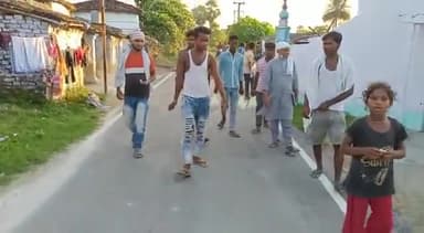 वैशाली: #बीमारी_से_बचाने_के_लिए  #वैशाली_जिला_परिषद_क्षेत्र_संo_01 मे लगातार #ब्लीचिंग_चुना_का_छिर्काओ_कराते।राजू भाई व संजय पाo