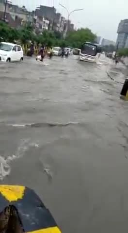 ये हैं नोएडा सेक्टर 58 की सड़को का हाल बारिश के पानी से लबालब प्राधिकरण की लापरवाही साफ दिखती है #noidaauthority