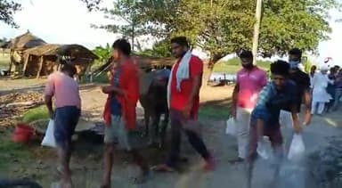 वैशाली: #वैशाली_जिला_परिषद_क्षेत्र_सं०_01 के विभिन्न जगहों पर चुना - ब्लीचिंग का छिर्काओ कराते।राजू भाई एवं आपका भाई संजय पासवान