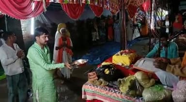 मवई गनेशपुर में #गणपति #बप्पा #मोरया की आरती कर आशीर्वाद लिया.शिवाकांत तिवारी ने भगवान से प्राथना की हमारे यहाँ के किसान मजदूर को खुशहाल रखे कच्ची दीवाल बारिश में गिर रही है भगवान उनकी रक्षा करे ,