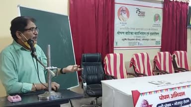 डॉ द्विवेदी हेड #केवीके, भोजपुर #पोषण महाभियान के अवसर पर #ज्वार #बाजरा #रागी जैसे #फसलों के महत्व की जानकारी दे रहे है।
