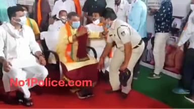 इंदौर BJP नेता की चरण वंदना करती पुलिस,कांग्रेस ने निशाना साधा खड़े किए सवाल
#indore #indorenews #bjp #congress #congrees