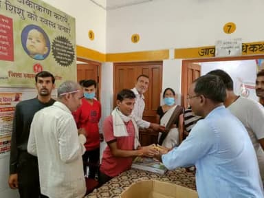 चरखारी: लोकप्रिय प्रधानमंत्री नरेन्द्र मोदी के जन्मदिन के अवसर पर चरखारी #ब्लॉक_प्रमुख ₹सीमा_जयराम_कुशवाहा ने प्राथमिक स्वास्थ्य केन्द्र #गौरहरी मे मरीजों एवं ग्रामवासियों को फल वितरण किए सभी के स्वास्थ की कामना की