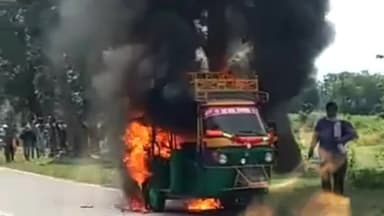 हजारीबाग : बिष्णुगढ़ बनासो से आगे गरहमुर्गी धर्मकाटा के पास ऑटो #रिक्शा जलकर खाक शॉर्ट सर्किट से आग लगने का आशंका।
