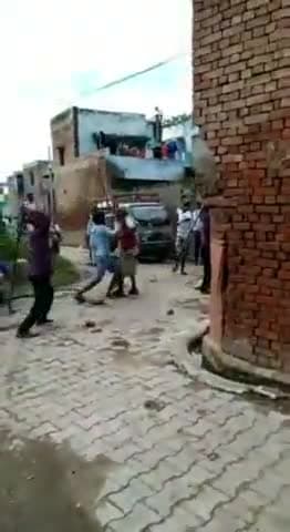 आग भड़काकर राजनितिक रोटियां सेकने लगे तथाकथिक दलित नेता
पानी की गाड़ी को लेकर हुआ था मामूली विवाद
#mathurabreaking