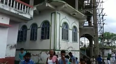 वैशाली: #वैशाली_जिला_परिषद_क्षेत्र_सं०_01 के #चकअल्हदाद_पंचायत मे #ब्लीचिंग_छिर्काओं कराकर लोगों से मिलते।राजू भाई व संजय पासवान