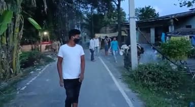 वैशाली: #अपने_सहयोगी_साथियों_संग #वैशाली_जिला_परिषद_क्षेत्र_सं०_01 के #अलग_अलग_जगहों_पर#ब्लीचिंग_चुना छिर्काओं कराते।संजय पासवान