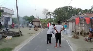 वैशाली: #अपने_सहयोगी_युवा_साथियों_संग #जिला_परिषद_क्षेत्र_सं०_01 के #अलग_अलग_जगहों_पर #ब्लीचिंग_चुना_छिर्काओं_कराते।संजय पासवान