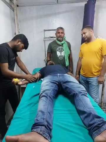 ग्राम सुरमा के गीता देवी गम्भीर बीमारी से ग्रसित हो दाउदनगर के एक निजी क्लीनिक में भर्ती हैं, उन्हें तत्काल रक्त की जरूरत थी। #राजद_रक्तदान_ग्रुप के सदस्य #आकाश जी ने अपना रक्तदान कर उन्हें मदद करने का कार्य किया। ग्रुप उन्हें कोटि कोटि धन