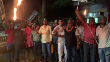 मोदी सरकार द्वारा पारित तीन काले कृषि कानूनों के खिलाफ देश के किसान संगठनों द्वारा घोषित दिनांक- 27/09/21 को भारत बंद के समर्थन में राष्ट्रीय जनता दल, झारखंड मुक्ति मोर्चा,कांग्रेस,वामदल द्वारा मशाल जुलूस निकाला गया।
#कल_भारत_बंद_रहेगा