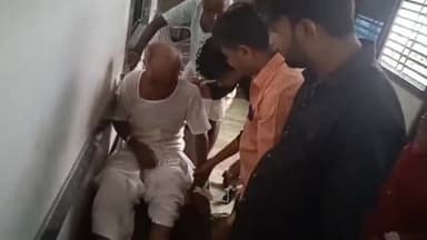 #आकाशीय बिजली गिरने से काम कर रहे एक श्रमिक की मौके पर ही मौत,दूसरा व्यक्ति गंभीर रूप से जुल्जा,घायल को पहुंचाया अस्पताल