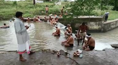खुरई: #सिलौधा ग्राम के लोग #पितृपक्ष में प्रत्येक वर्ष की तरह अपने #पूर्वजों को जल अर्पित करते हुए।।
🚩🚩जय श्री राम🚩🚩