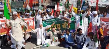 #किसानों के समर्थन में #भारत_बन्द को सफल बनाने सड़क पर #सीतामढ़ी यूथ कांग्रेस की पूरी टीम उतरी। #farmersprotest