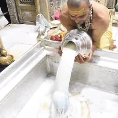 आज दिनाँक 30-09-2021 को श्री काशी विश्वनाथ मंदिर के शृंगार आरती के दर्शन।
#ShriKashiVishwanath #Shiv #Mahadev #Baba