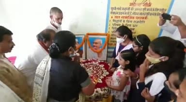 राष्ट्रपिता महात्मा गांधी जी के जयंती के अवसर पर पटना में आयोजित एक कार्यक्रम में पूज्य बापु के चित्र पर माल्यार्पण किया और वृक्षारोपण किया ।
#सेवा_समर्पण_अभियान