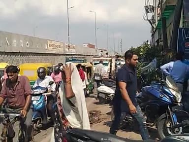 आगरा: #ट्रांस @यमुना #रामबाग सर्विस रोड पर हर रोज लगा रहता है दिन भर जाम
घंटो घंटो में निकल पाती है गाडियां