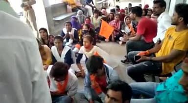 चरखारी:राजकीय महाविद्यालय चरखारी के छात्रों का रिजल्ट आने से असंतुष्ट छात्रों ने विरोध जाहिर करते हुए #अखिल_भारतीय?_विद्यार्थी_परिषद के साथ जमकर किया प्रदर्शन SDM चरखारी को सौंपा ज्ञापन शिक्षा के गद्दारों का विरोध करते हुए जमकर नारेबाजी