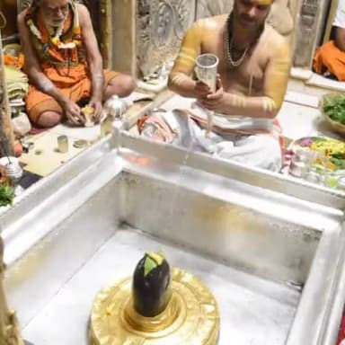 आज दिनाँक 06-10-2021 को श्री काशी विश्वनाथ मंदिर के मंगला आरती के दर्शन।
#ShriKashiVishwanath #Shiv #Mahadev #Baba