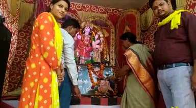 विकास खंड महेवा की ग्राम पंचायत महेवा में माता रानी के पंडाल में माता रानी का आशिर्वाद लेते हुए।
भरथना विधायक आदरणीय सावित्री कठेरिया जी।
#meenakshichauhanbjp