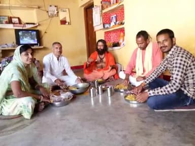 #पतंजलि#जिला#प्रभारी#श्री#फुल#सिंह जी#पवार के#घर#भोजन करते#क्रांतिकारी#संत#सत्यानंद#त्यागी जी#महाराज व#युवा#भारत#जिला#सहप्रभारी#महेश जी#दांगी