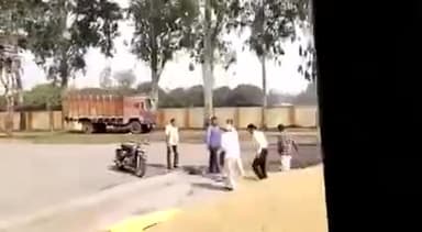 मोहम्मदी मंडी में खरीद ना होने पर किसान द्वारा अपने धान पर पेट्रोल डालकर आग लगाने पर मजबूर
#no_more_bjp