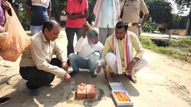 आज सण्डीला रोड आर.एस चौराहे से ग्राम पंचायत आम्बापारा तक सड़क के मरम्मती करण का शुभारम्भ किया।
#विकास_के_पथ_पर_बांगरमऊ
#BJP4UP
#MYogiAdityanath
#sunilbansal