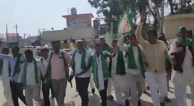 #बहजोई: जिला मुख्यालय बहजोई पर प्रदर्शन को जाते किसान रेलवे स्टेशन से