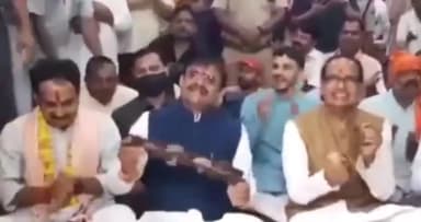 #मुख्यमंत्री शिवराज सिंह और प्रदेश अध्यक्ष और संसाद का या वीडियो सोशल #मीडिया बहुत वायरल हो रहा है #पेट्रोल #डिजल
