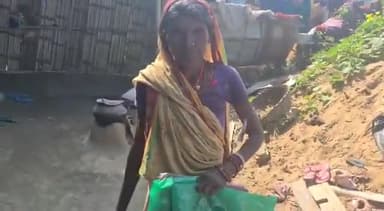 #कुशेश्वर स्थान में नीतीश कुमार के कार्यकर्ता के द्वारा #वोट देने के बदले #महिलाओं के बीच साड़ी बांटा जा रहा है।