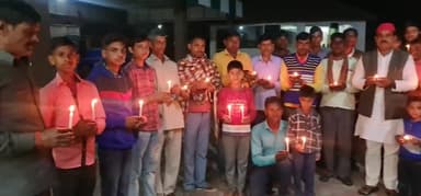 एक दीप, लखीमपुर के शहीद किसानों को न्याय दिलाने के नाम!
भाजपा द्वारा लखीमपुर में जीप से कुचलकर मारे गए शहीद किसानों को न्याय दिलाने हेतु उनकी स्मृति में प्रदेश भर में जलाए गए "न्याय दीप"।
#लखीमपुर_किसान_स्मृति_दिवस