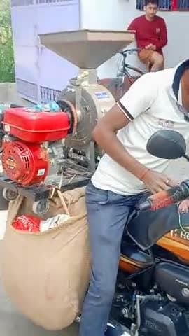 बिहार में जुगाड़ गाड़ी के बाद आया चलंत चक्की ।#जरूर देखें
मेरा बिहार सबसे महान खुशी मनाओ या अफसोस मानवता विश्वास को खोती