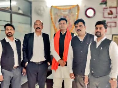#UP #Lko #highcourt के प्रबुद्ध अधिवक्ता @amitchopra1010 श्री शुक्ला जी से लखनऊ को #लक्ष्मणपूरी , रूमी दरवाजा को श्रीराम द्वार व #इमामबाड़ा को मतस्य #हिन्दूभवन करने के लिए पीआईएल डालने हेतु @hinduarmychief #सुशीलतिवारी ने किया चर्चा।
@amit
