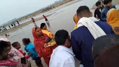 आज दूसरे दिन छठ पूजा सकरी नदी में लोग अरग देते हुए #subodh kumar @manoj kumar @chhath puja