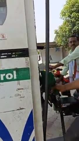 ग्राहक अपनी ही आँखों के सामने हो रहे ठगी के शिकार!
#petroldieselpricehike #petrolprices #scam2020