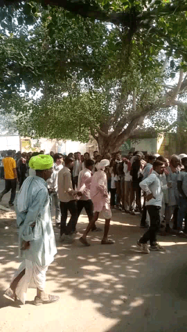 उर्वरक खाद के लिए समिधि गाँव मे लगी लंबी कतारें#kisan_hain_to_desh_hai