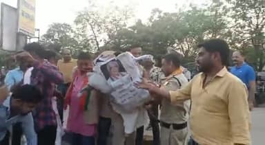 सलमान खुर्शीद के पुतले को दी गयी फांसी 
हिंदुओं पर की गयी ग़लत टिप्पणी के विरोध में भाजयुमो का प्रदर्शन #जितेन्द्र देवांगन