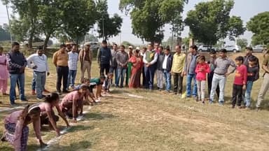 विधायक सावित्री कठेरिया ने तहसील चकरनगर में खेलों को बढ़ावा देने के उद्देश्य से #खेलो_इण्डिया के तहत #सांसद_खेल_स्पर्धा अन्तर्गत निरंजन सिंह इंटर कॉलेज चकरनगर में आयोजित दौड़ प्रतियोगिता को झंडी दिखाकर शुभारम्भ किया।