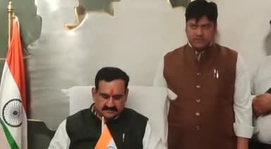#मा० गृह मंत्री डॉ० नरोत्तम मिश्र को सूरजकुंड सतधारा बरमान में होने जा रहे 108 कुंडी रूद्र महायज्ञ में मुख्य अतिथि के रुप में आमंत्रित करते डा०आशुतोष बृम्हचारी#