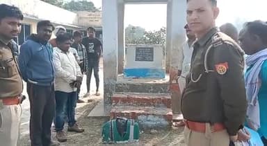 #नगराम क्षेत्र ग्राम सेल्हूमऊ में वीरांगना ऊदा देवी की मूर्ती अराजक लोगो ने तोड़ा कल ही मेरे द्वारा प्रतिमा पर फूल अर्पण किया था रात में प्रतिमा को अज्ञात लोगों ने नष्ट किया
