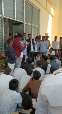 बलिया: आज University परिसर( jncu ) में समस्त छात्रसंघ परिवार ने समस्त महाविधालयो में #छात्रसंघ_चुनाव कराने के लिए ज्ञापन दिया।