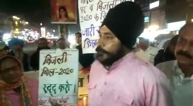 संयुक्त किसान मोर्चा के आह्वान पर शहीद किसानों को श्रद्धांजलि देने हेतु जबलपुर में आयोजित केंडल मार्च के दौरान Jai Kisan Andolan के मनजीत सिंह ठकराल मीडिया में अपनी बात रखते हुए।
#FarmLawsRepealed #JaiKisanAndolan