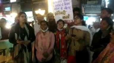 संयुक्त किसान मोर्चा जबलपुर के आह्वान पर शहीद किसानों को श्रद्धांजलि देने हेतु जबलपुर में आयोजित केंडल मार्च के दौरान युवा साथियों ने क्रांतिकारी गीत प्रस्तुत किया।
#FarmLawsRepealed #JaiKisanAndolan #KisanAndolan #किसानआंदोलन