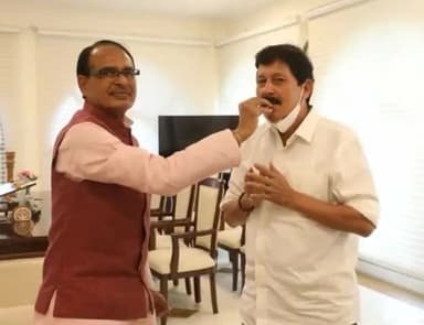 #मुख्यमंत्री जी ने मुँह मीठा करते हुवे कहा #रमेश_जी आप जहाँ जाते हो #कमाल करते हो, #जोबट की #बधाई आपको ।