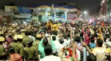 बांसवाड़ा में देर रात तक पूर्व मुख्यमंत्री वसुंधरा राजे के स्वागत में उमड़ा जन सैलाब
#rajasrhan #bjp